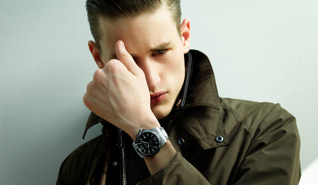 <strong>コンクェスト</strong><br>「アウトドアな印象のカジュアルなブルゾンを上に羽織って、ライダースをインナーとして着るコーディネートの提案です。シャツ感覚なのでライダースの前は締めて。ライダースというワイルドなアイテムを身に着けながら、ヘアはドレッシーにセットして、デリケートで繊細なムードを漂わせてみました。シックな黒い文字盤といいバランスがとれているのではないでしょうか」<br>ホースレザーダブルライダース13万8000円（CINQUANTA）、上に着たジャケット3万6000円（Barbour）、シャツ2万2000円（WOOLRICH）、パンツ1万2000円（BEAMS PLUS）、その他スタイリスト私物<br><BR>Ref.｜L3.776.4.58.6 <br>ムーブメント｜自動巻き(Cal.L888) <br>パワーリザーブ｜64時間 <br>ケース&ブレスレット｜SS <br>ケース径｜39mm<br>防水｜30気圧 <br>蓄光材｜スーパールミノヴァ © <br>価格｜14万円(税別)