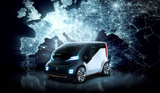 今年のCESで発表したピュアEVのシティ コミューター コンセプト「NeuV」。ソフトバンクグループのcocoro SBが開発した学習型AI「HANA（Honda Automated Network Assistant）」を備える。また、ラゲージには「Kick'n Go」電動スクーターを搭載し、駐車場より先の移動をも電動化する。