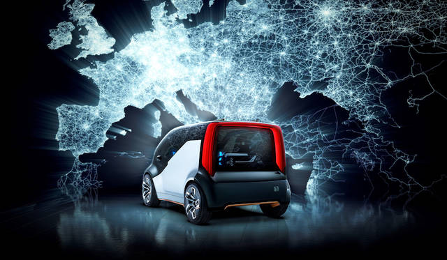 今年のCESで発表したピュアEVのシティ コミューター コンセプト「NeuV」。ソフトバンクグループのcocoro SBが開発した学習型AI「HANA（Honda Automated Network Assistant）」を備える。また、ラゲージには「Kick'n Go」電動スクーターを搭載し、駐車場より先の移動をも電動化する。