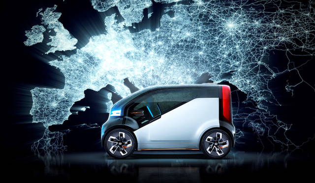 今年のCESで発表したピュアEVのシティ コミューター コンセプト「NeuV」。ソフトバンクグループのcocoro SBが開発した学習型AI「HANA（Honda Automated Network Assistant）」を備える。また、ラゲージには「Kick'n Go」電動スクーターを搭載し、駐車場より先の移動をも電動化する。