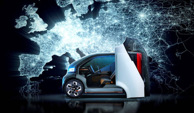 今年のCESで発表したピュアEVのシティ コミューター コンセプト「NeuV」。ソフトバンクグループのcocoro SBが開発した学習型AI「HANA（Honda Automated Network Assistant）」を備える。また、ラゲージには「Kick'n Go」電動スクーターを搭載し、駐車場より先の移動をも電動化する。