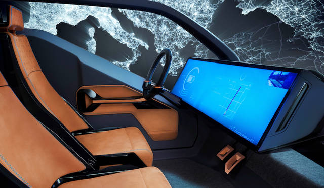 今年のCESで発表したピュアEVのシティ コミューター コンセプト「NeuV」。ソフトバンクグループのcocoro SBが開発した学習型AI「HANA（Honda Automated Network Assistant）」を備える。また、ラゲージには「Kick'n Go」電動スクーターを搭載し、駐車場より先の移動をも電動化する。