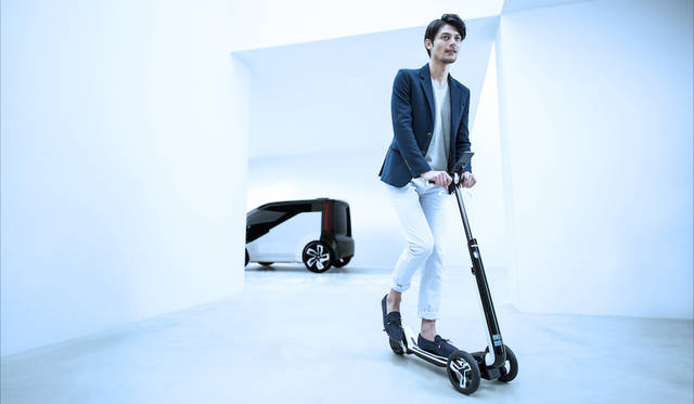 シティコミューター「NeuV」に搭載される電動スクーター。バッテリーは搭載中に自動的に行われる。