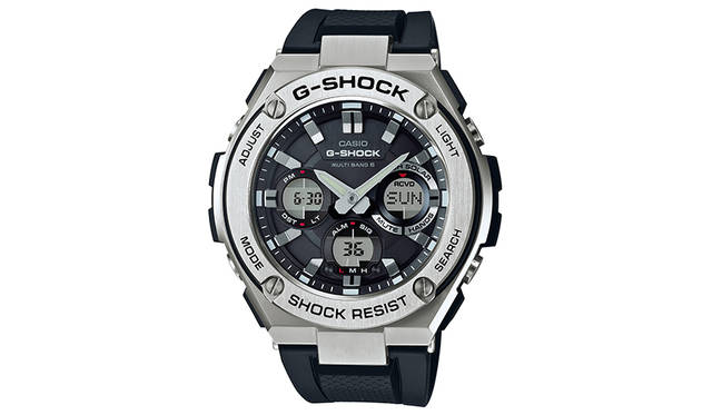 <strong>G-STEEL</strong> <br /> <br /> Ref.｜GST-W110-1AJF <br /> ムーブメント｜クオーツ（標準電波による時刻修正機能付き）<br /> 標準電波受信局｜世界6局（日本2局、アメリカ、イギリス、ドイツ、中国）<br /> その他の機能｜針退避機能（液晶と重なった針をワンプッシュ操作で一時的に退避させる）、ワールドタイム、ストップウォッチ、タイマー、LEDライト<br /> ケース素材｜SS＆樹脂<br /> ケース径｜49.3mm <br /> 防水｜20気圧<br /> 価格｜4万円（税別）