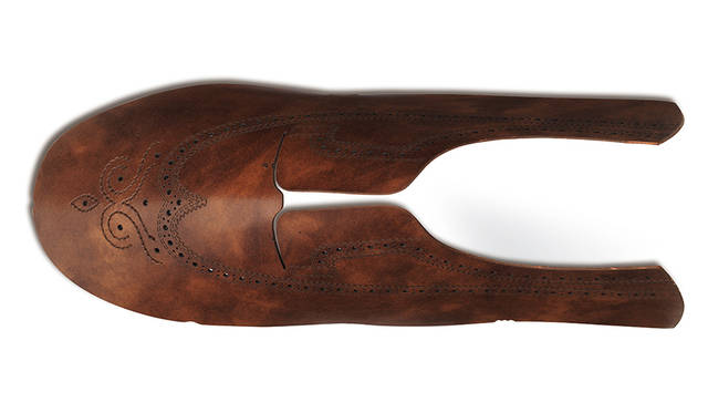 継ぎ目のない一枚革（ = Wholecut）の甲革には、立体成型する前にレーザー加工で緻密なデザインが施される（詳しい工程は下記の動画を参照）。こうした加工はリーガルでは今回が初めてであり、ドレスシューズの分野全体でも世界的に類を見ない、画期的な試みなのだ。