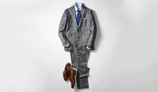 今季らしい英国調のウインドーペーン柄スーツに、クラシックなストレートチップがベストマッチ。レーザー加工ならではのすっきりとしたスマートな表情とムラ感のあるブラウンの色合いが、足元に軽やかなニュアンスを演出し、重厚すぎないいまどきのビジネススタイルを完成させる。<br><br>靴2万8000円、スーツ12万5000円／タリアトーレ（伊勢丹新宿店 Tel.03-3352-1111）、シャツ3万8000円／カンタータ（カルネ Tel.03−6407−1847）、タイ1万7000円／ドレイクス（ブルティッシュメイド 青山本店 Tel.03-5466-3445）、チーフはスタイリスト私物