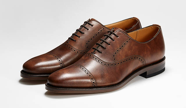 合わせるシーンを選ばないストレートチップをレーザー加工で表現したホールカットシューズ。上質なキップレザーをベースに、美しいムラ感を表現したブラウンはコーディネートしやすく、毎日でも履ける。2万8000円