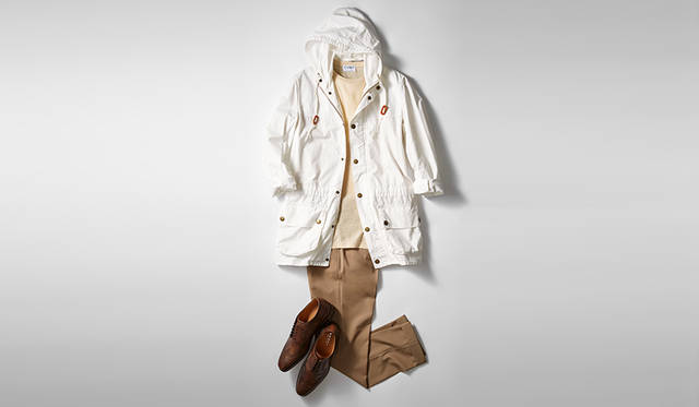 この春のトレンドカラーである、エクリュからブラウンにかけてのグラデーションコーディネイト。軽快感のあるレーザー加工のブラウンのウイングチップは、ムラ感のある革の表情も相まってカジュアルにも洒脱に溶け込む。上品さとリラックス感を併せもつ、大人らしい休日スタイルだ。<br><br>靴2万8000円、コート4万2000円／バブアー（バブアー 渋谷店 Tel.03-6450-5993）、ニット1万7000円／カモ（阪急メンズ東京 Tel.03-6252-1381）、パンツ3万4000円／ザネッラ（伊勢丹新宿店 Tel.03-3352-1111）