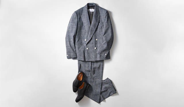 あらためてスーツが見直されている昨今、カットソーを合わせてオフでもスーツを楽しみたい。その際はスニーカーなどではなく、ドレスシューズで引き締めるのが今季的だ。軽快なニュアンスのあるレーザー加工のストレートチップなら、素足履きのカジュアルダウンも違和感なくきまる。<br><br>靴2万8000円、ジャケット12万円、パンツ5万8000円／ともにイートウツ（エリオポールメンズ銀座 Tel.03-3563-0455）、ニット2万9000円／スローン、カットソー1万6000円／グランサッソ（伊勢丹新宿店 Tel.03-3352-1111）