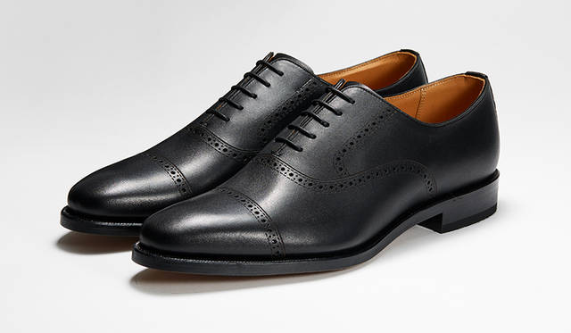 合わせるシーンを選ばないストレートチップをレーザー加工で表現したホールカットシューズ。なかでもブラックはもっともドレス度が高く、ビジネスからフォーマル、さらにカジュアルまで大活躍するだろう。2万8000円