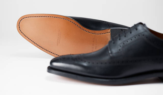 今回のホールカットシューズにはリーガルが誇るグッドイヤーウェルト式製法を採用。高い耐久性と履くほど足に馴染む快適な歩行性を備え、耐久性にも優れた合成ゴムのソールは交換も可能。こうした基本性能の確かさはリーガルならではだ。