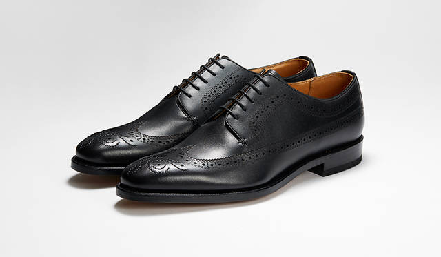 ウイングチップならではの格調高いクラシックさに、レーザー加工によるモダンさを融合したホールカットシューズ。ブラックのキップレザーを用いたモデルは気品が漂う。2万8000円