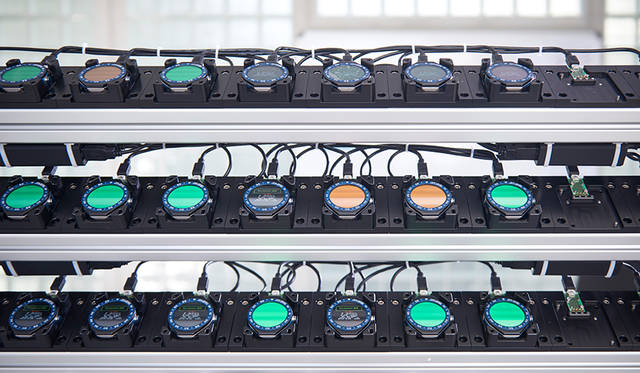 スイスの自社工房で、機械式時計を製造するのと同じように、職人による設計、製造、組立が行われている。