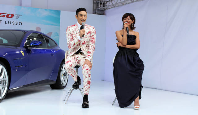 俳優の伊勢谷友介氏(左)と雑誌VERY専属モデルのクリス-ウェブ 佳子氏(右)