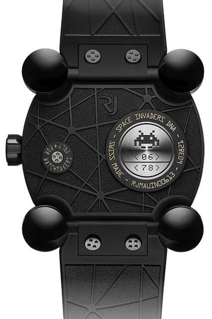 <strong>スペースインベーダー™ POP</strong><br /> <br /> 2011年からはじまった©タイトーコーポレーションとのコラボモデル最新作。TVゲームの黎明期1978年に発表されたスペースインベーダーゲームのポップなオリジナルカラーを再現。シリーズ初の2サイズ同時発売モデル。<br /> <br /> Ref.｜RJ.M.AU.IN.006.13（46mm）<br /> 　　　RJ.M.AU.IN.021.03（40mm）<br /> キャリバー｜自動巻き。RJ001-A<br /> パワーリザーブ｜最大42時間<br /> ケース素材｜ブラックPVD加工のチタニウム（46mm）<br /> 　　　　　　ブラックPVD加工のSS（40mm）<br /> ストラップ｜ブラックラバー<br /> 防水｜3気圧防水<br /> 限定数｜各78本（世界限定）<br /> 価格｜214万円（税別。46mm）<br /> 　　　165万円（税別。40mm）