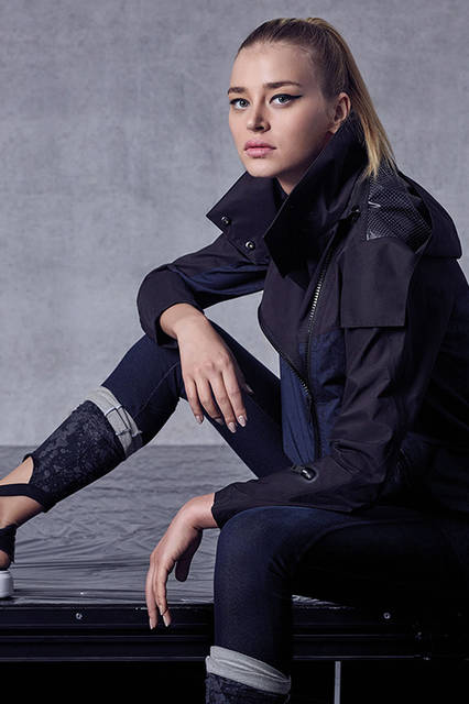 WOMEN'S<br>ジャケット 8万5000円（税別）、シューズ 1万9800円（税別）、その他 参考商品