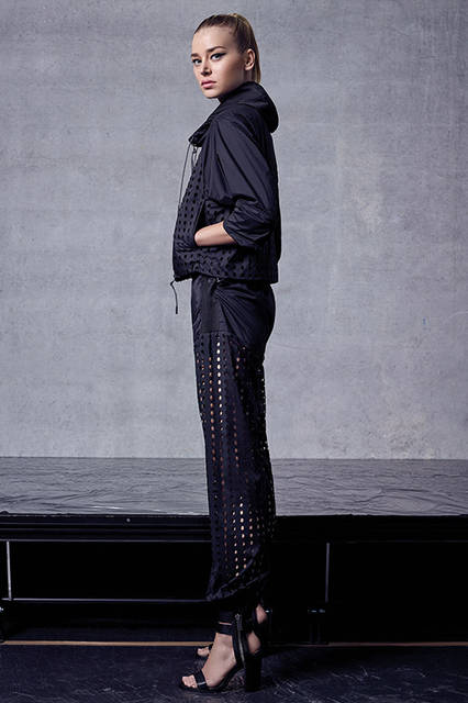 WOMEN'S<br>ジャケット 3万9000円（税別）、パンツ 3万6000円（税別）、シューズ 3万9000円（税別）