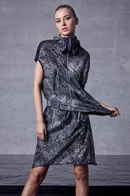 WOMEN'S<br>トップス 4万6000円（税別）、スカート 2万9000円（税別）