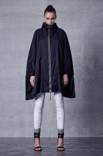 WOMEN'S<br>デニムパンツ 5万1000円（税別）、シューズ 3万9000円（税別）、その他 参考商品