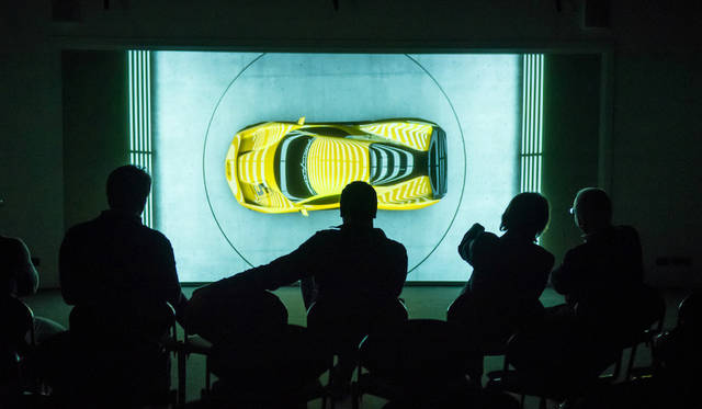 プロジェクターを用いて、フィッティパルディとデザインを検討中。なお、エンジニアリングを担当するシュトゥットガルトのHWAとデザインを手がけるトリノのピニンファリーナとの間では、ビデオコンファレンスが威力を発揮した。