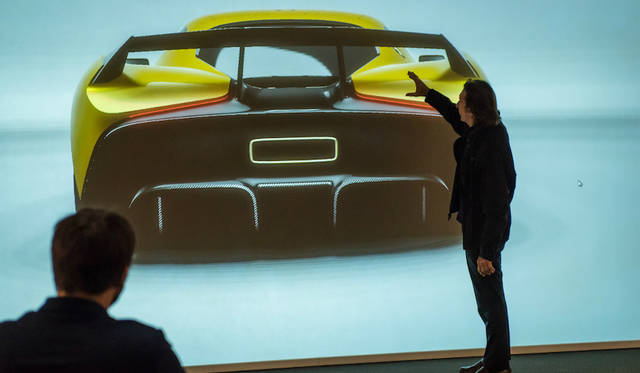 プロジェクターを用いて、フィッティパルディとデザインを検討中。なお、エンジニアリングを担当するシュトゥットガルトのHWAとデザインを手がけるトリノのピニンファリーナとの間では、ビデオコンファレンスが威力を発揮した。