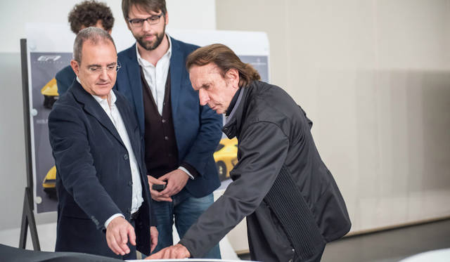 1/1モデルを前にピニンファリーナのスタッフと検討を重ねるフィッティパルディ(右から1番目)。その隣はデザインスタジオ・チーフのルカ・ボルゴーニョ。