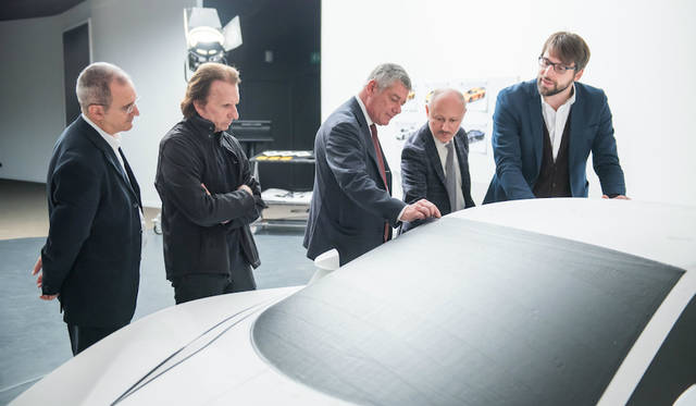 1/1モデルを前にピニンファリーナのスタッフと検討を重ねるフィッティパルディ。右から2番目は、デザインダイレクターのファビオ・フィリッピーニ。