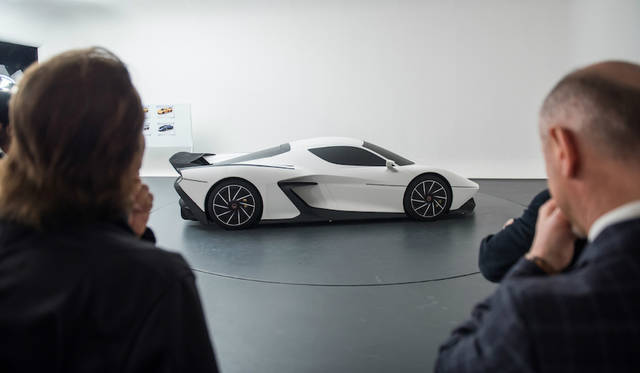 1/1モデルを前にピニンファリーナのスタッフと検討を重ねるフィッティパルディ。