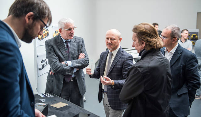 1/1モデルを前にピニンファリーナのスタッフと検討を重ねるフィッティパルディ。