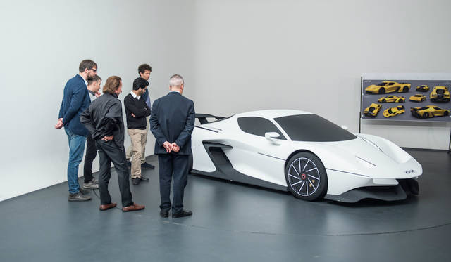 1/1モデルを前にピニンファリーナのスタッフと検討を重ねるフィッティパルディ。