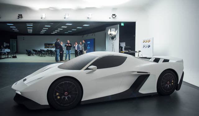 1/1モデルを前にピニンファリーナのスタッフと検討を重ねるフィッティパルディ。