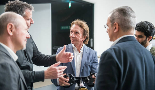 1/1モデルを前にピニンファリーナのスタッフと検討を重ねるフィッティパルディ。