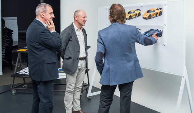 1/1モデルを前にピニンファリーナのスタッフと検討を重ねるフィッティパルディ。