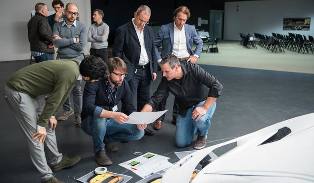 1/1モデルを前にピニンファリーナのスタッフと検討を重ねるフィッティパルディ。