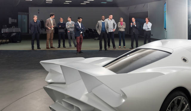 1/1モデルを前にピニンファリーナのスタッフと検討を重ねるフィッティパルディ。