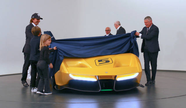 ジュネーブ・モーターショー開幕5日前、トリノのピニンファリーナ本社で催されたプレビューで。子供2人と披露に臨むフィッティパルディ(一番左)。