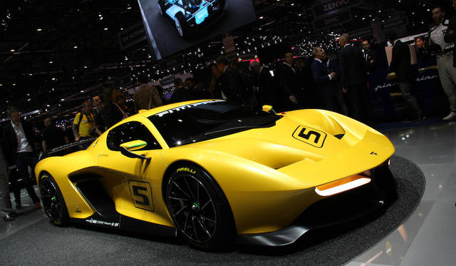 2017年3月7日、ジュネーブ・モーターショーで催されたプレス・ブリーフィングでは、多くのプレス関係者がフィッティパルディEF7ヴィジョン・グランツーリスモを取り巻いた。