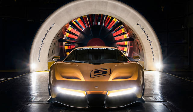 イタリア・トリノのピニンファリーナ社風洞で。前後重量配分は48:52。フィッティパルディいわく「フォーミュラカー並みの俊敏なステアリングフィールを実現する」。