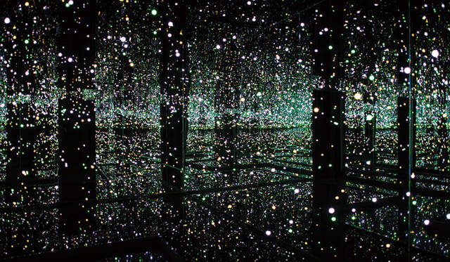 《生命の輝きに満ちて》 Courtesy of Ota Fine Arts, Tokyo / Singapore; Victoria Miro Gallery, London; David Zwirner, New York©YAYOI KUSAMA