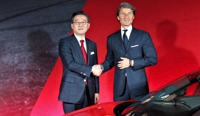 アウディジャパン代表取締役社長の斎藤徹氏（左）とアウディスポーツ マネージング ディレクターのステファン・ヴィンケルマン氏（右）