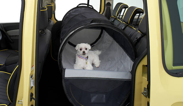 <strong>ベルトチューブ</strong> <br>ペット用の簡易ドライブハウス。非常に強度の高い生地を使用しており、軽量で持ち運びも簡単。サイズ調整ができ、リアシートを有効に使用できる。