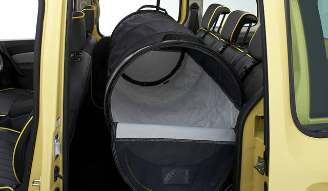 <strong>ベルトチューブ</strong><br>ペット用の簡易ドライブハウス。非常に強度の高い生地を使用しており、軽量で持ち運びも簡単。サイズ調整ができ、リアシートを有効に使用できる。