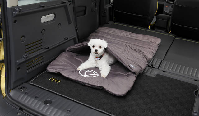 <strong>パッカブルベット </strong><br>防水性・通気性・保温性に優れた、寝袋のような形のベッド。ファスナーを開けて広げると大きいマットにもなる。収納バッグ付属。Lサイズ：70×4×105cm 940g