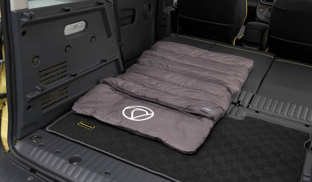 <strong>パッカブルベット </strong><br>防水性・通気性・保温性に優れた、寝袋のような形のベッド。ファスナーを開けて広げると大きいマットにもなる。収納バッグ付属。Lサイズ：70×4×105cm 940g