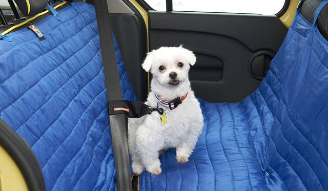 <strong>クルゴ ロフトシリーズ ハンモック</strong><br>軽量で水や汚れからカーシートを守るハンモックタイプの後部座席用シートカバー。断熱性もあり秋冬のお出掛け時に最適。 <br><br><strong>シートベルトアタッチメント</strong><br>車のシートベルトを間に通しておき、犬を車に乗せた際に首輪に付ければ、簡単に係留ができるアタッチメント。ウォータースポーツ用と同じ素材、同じ製造方法で丁寧に手作りされている。
