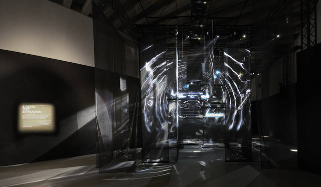 <strong>STATIC YET DYNAMIC（静的でありながら動的）</strong>