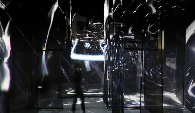 <strong>STATIC YET DYNAMIC（静的でありながら動的）</strong>