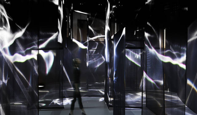 <strong>STATIC YET DYNAMIC（静的でありながら動的）</strong>