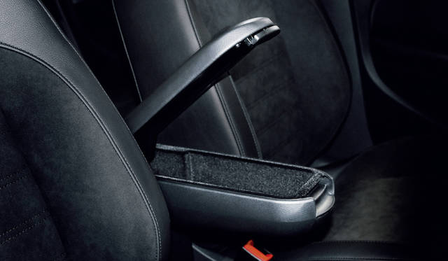 収納スペースセンターアームレスト