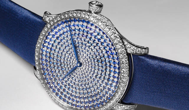 <strong>ベンチャー・スモーキー・サファイア</strong><br /> <br /> Ref.｜2327-0205<br /> ムーブメント｜自社製手巻きHMC327<br /> パワーリザーブ｜約3日間<br /> 文字盤｜375石のブリリアントカットサファイアをセッティング（合計4.86ct）<br /> ケース素材｜18KWG（313石のブリリアントカットダイヤモンド）をセッティング（合計3.77ct）<br /> ケース径｜39mm<br /> ケースバック｜シースルー<br /> ストラップ｜ブルーサテン<br /> 限定数｜20本<br /> 価格｜760万円（税別）<br />